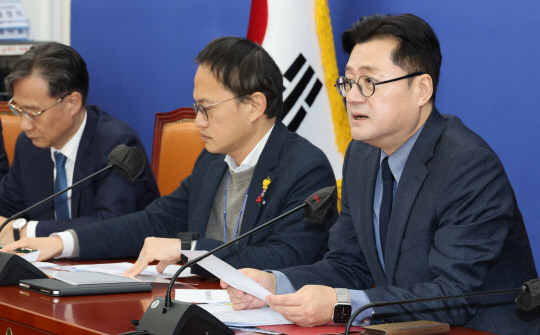 더불어민주당이 26일 국회에서 원내대책회의를 하고 있다. 연합뉴스.